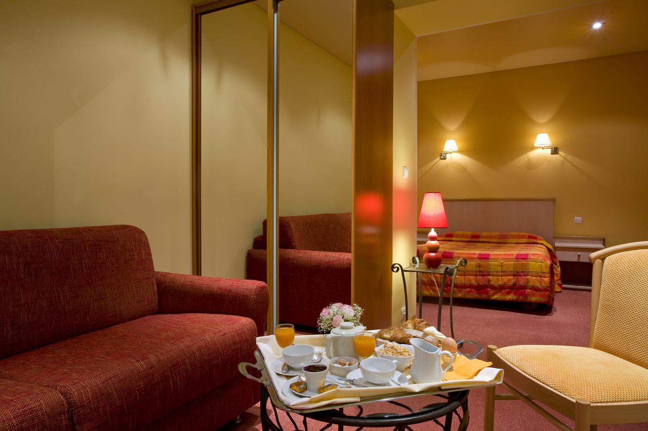 Hotel Restaurant Le Parc Moulins  Zewnętrze zdjęcie
