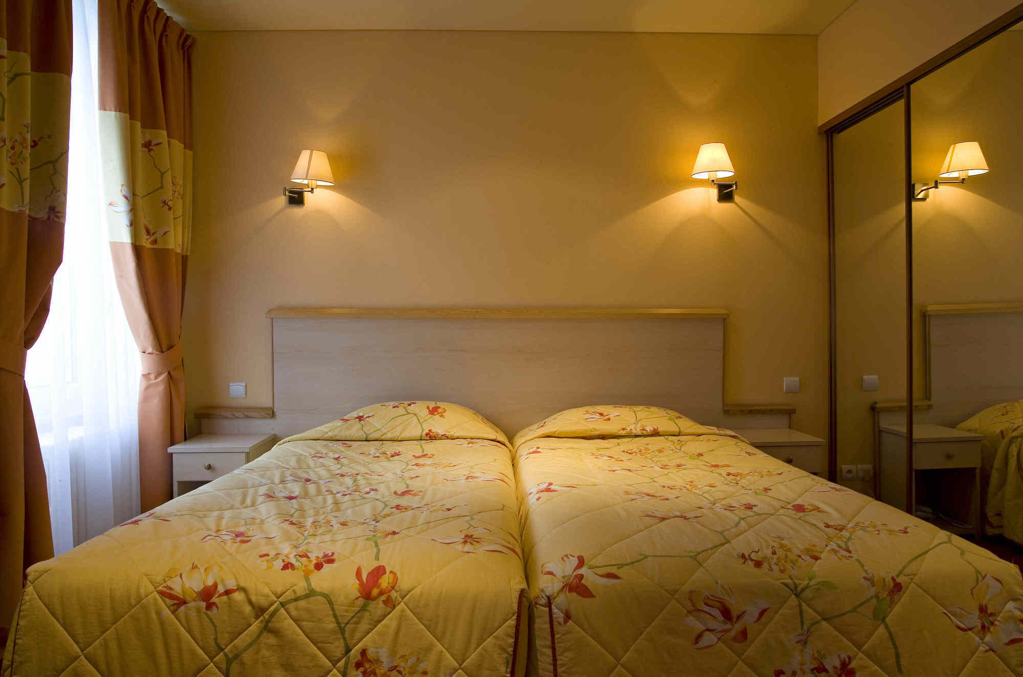 Hotel Restaurant Le Parc Moulins  Zewnętrze zdjęcie