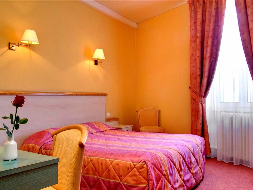 Hotel Restaurant Le Parc Moulins  Zewnętrze zdjęcie