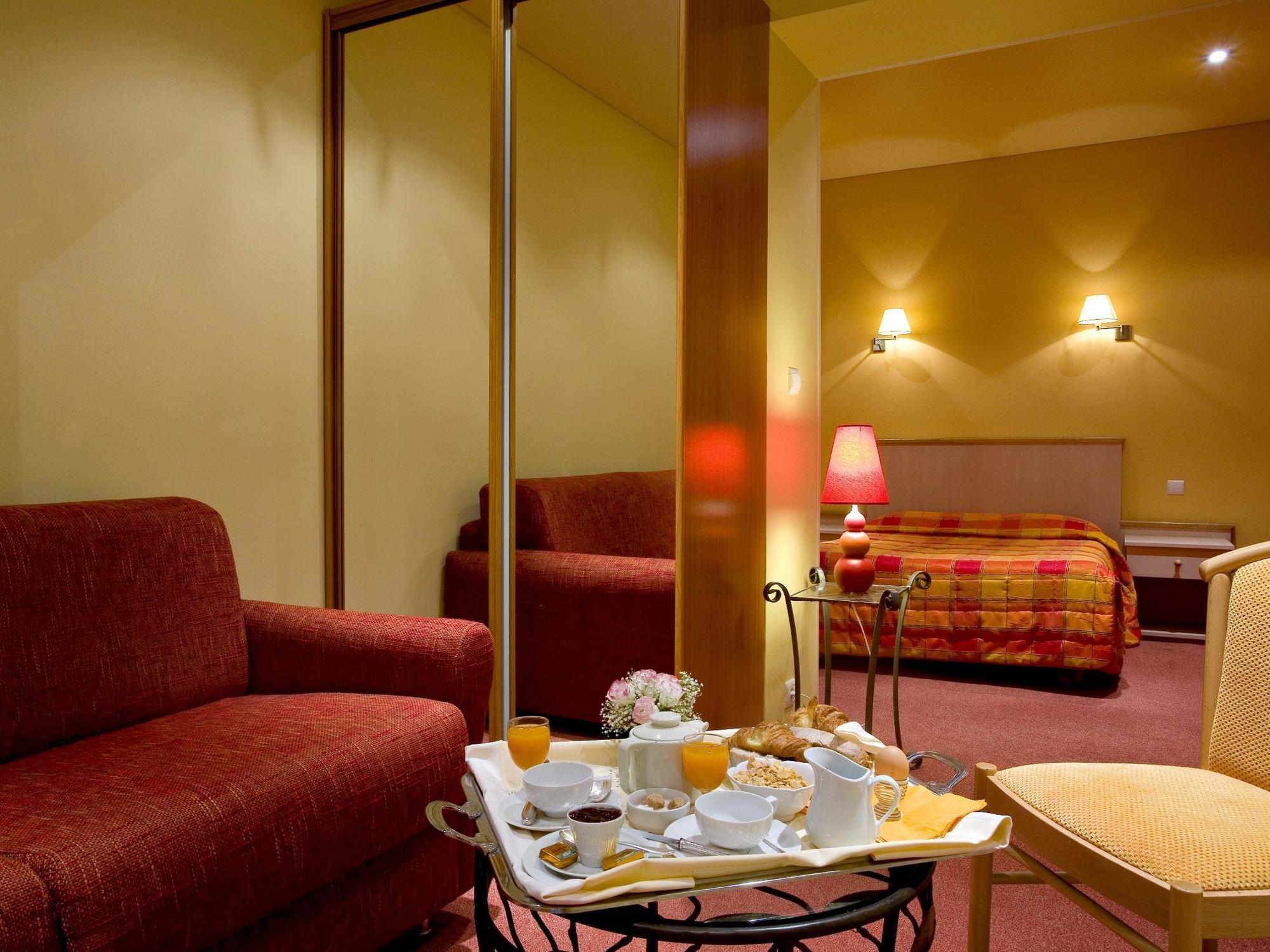 Hotel Restaurant Le Parc Moulins  Zewnętrze zdjęcie